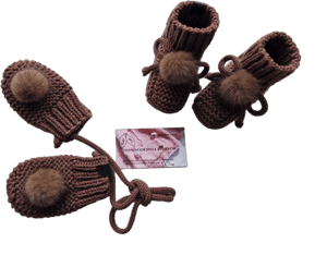 Hand knitted Set of 2/baby botties/booties with pompoms/baby girl gift/baby boy present/coming home outfit/baby shower/fur mittens/merino